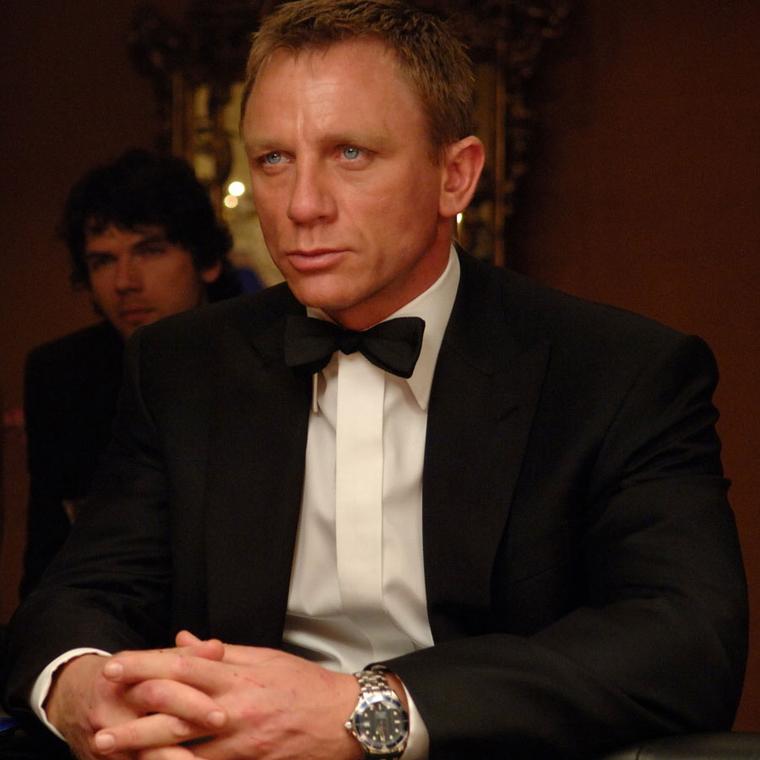 当 Vesper Lynd 试图识别 James Bond 佩戴的手表品牌时，这是《皇家赌场》手表的关键时刻。 维斯珀·林德：劳力士？ 詹姆斯邦德：欧米茄。 维斯帕·林德：美丽。